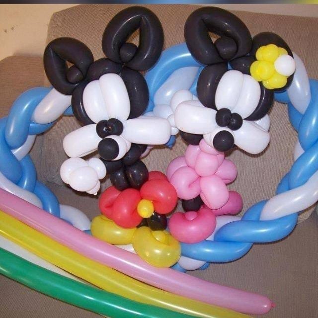 Balloon modeller at party